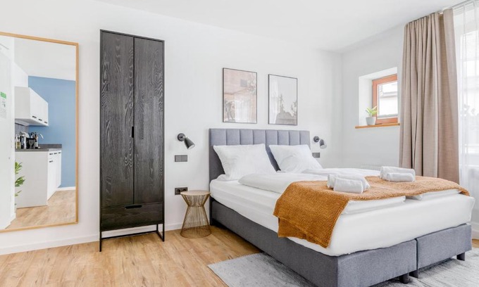 Innenstadt - Sankt Ulrich-Dom Apartment | Limehome Augsburg Annastraße