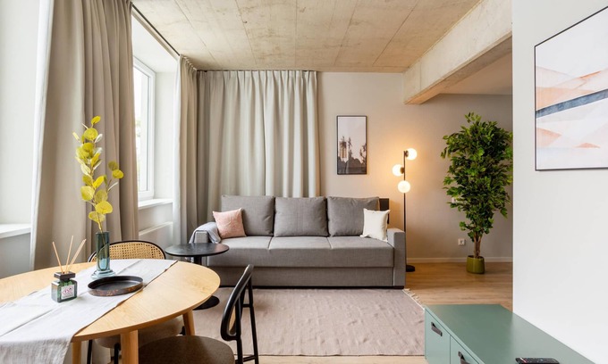 Stadtmitte Apartment | limehome Düsseldorf | Comfort Suite with Sofa Bed