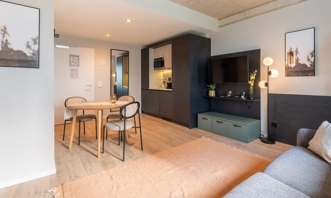 Stadtmitte Apartment | limehome Düsseldorf | Suite with Sofa Bed