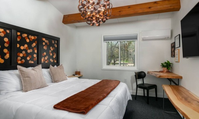 Ellicottville Cabin | Lincoln Boutique Motel Upper King #8