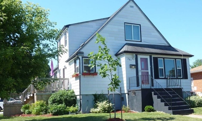 Sarnia Apartment | Lincoln's Red Door - HUGE 4 BR/2 BA private APT