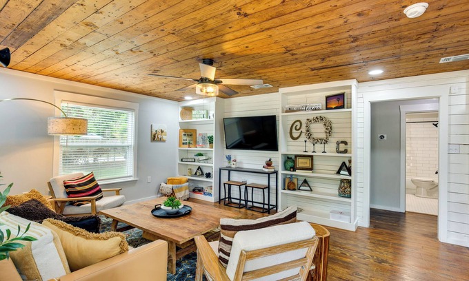 Lindale House | Lindale Vacation Rental w/Deck & Grill!