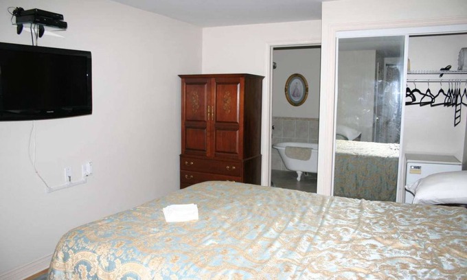 New London House | Linden Homestead: Modern Queen Bed B&B suite in Century Farm House
