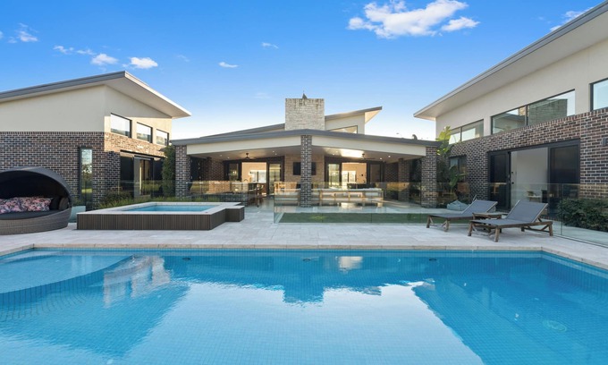 Mornington House | Lindenderry Luxe. Brand new Family Entertainer, Large Electric Heated Pool & spa