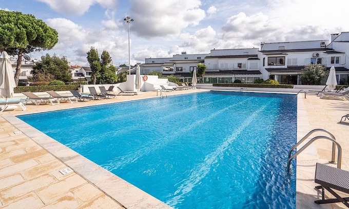 Corroios House | Link White Villa, Wifi, Central Heating, Pool