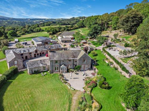 Moretonhampstead House | Linscott Farmhouse - Boutique retreat with hot tub and natural outdoor pool