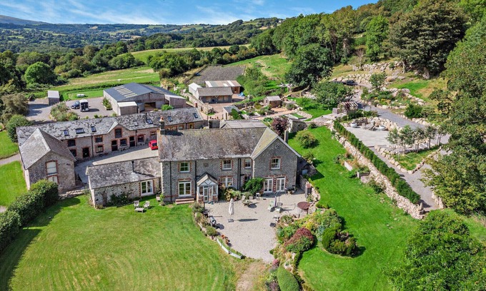Moretonhampstead Ski Chalet | Linscott Farmhouse - Boutique retreat with hot tub and natural pool