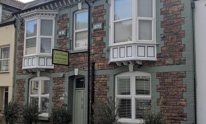 Combe Martin House | Lion House Bed & Breakfast with Restaurant
