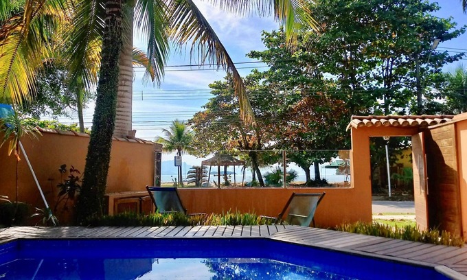 Mambucaba House | Lirio House. front beach. 3 ensuites, 1km from old center, with pool, wifi and BBQ