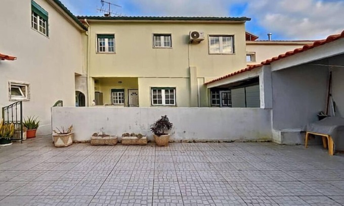 Foz do Arelho Apartment | Lisbon elegance at quiet beach escape!nn