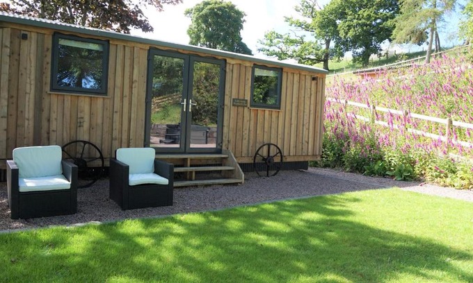 Llanfyllin House | Little Acorn - Luxury shepherd's hut/lodge with private hot tub and garden