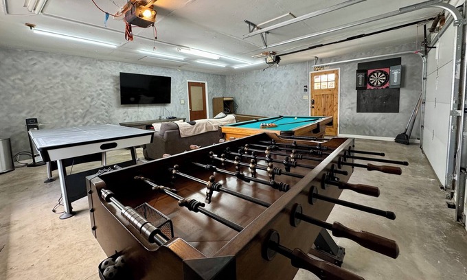 Oakhurst House | Little Acre, Hot tub, Pool, Gameroom, family & pet friendly, near Yosemite,