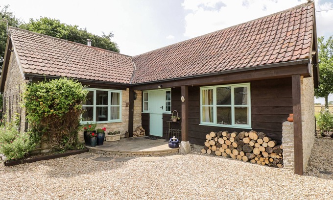 Giddeahall Cottage | LITTLE BARN, pet friendly, with open fire in Yatton Keynell