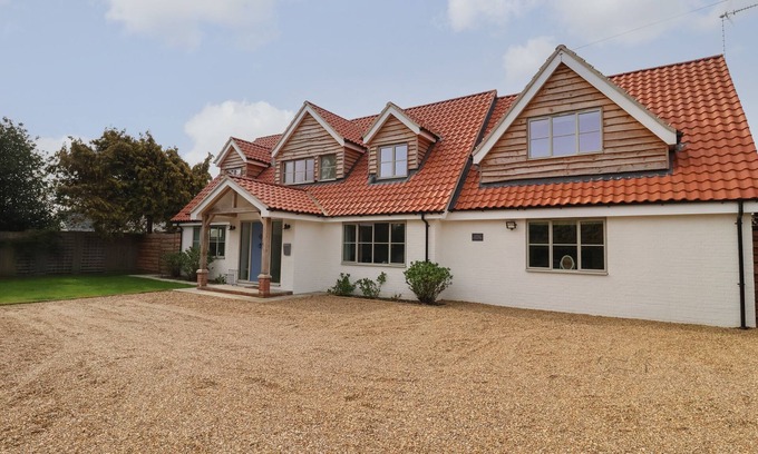 Walberswick Cottage | LITTLE CHAPTER, pet friendly, luxury holiday cottage in Walberswick