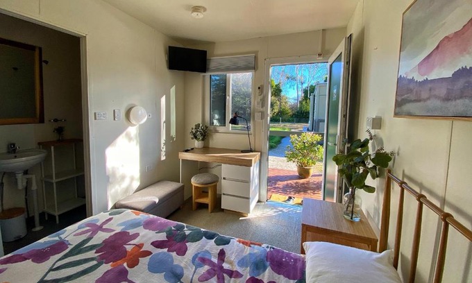 Benalla West Hotel | Little Farm of Calm