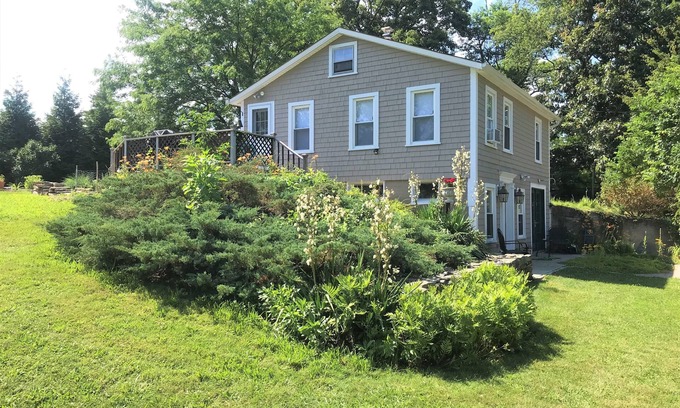 Saunderstown Cottage | Little Farmhouse Cottage - Country Near the Coast