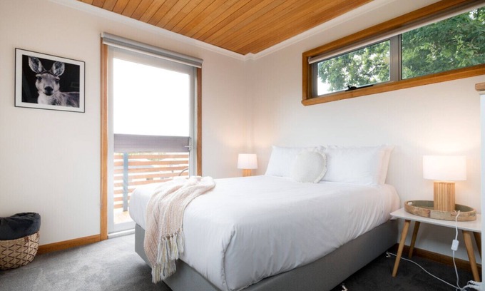 Riverside House | Little House on The Hill in Riverside