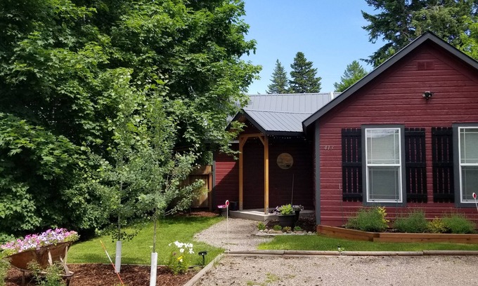 Columbia Falls House | Little House Under the Big Sky, 2 bedrm 2 bth near Glacier Park & Whitefish Mt.