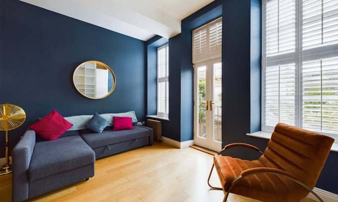 Cathedral Quarter Condo | Little Italy Apt- Stylish 1-Bed Apt in Belfast City Centre – Sleeps 4 | Cathedral Quarter Location