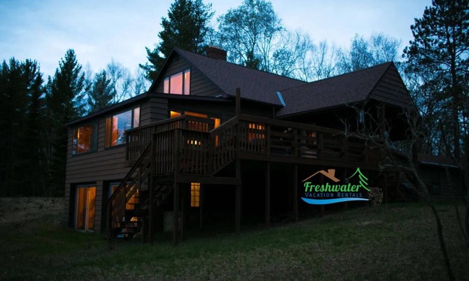 Upper Peninsula Michigan Cabin | Little Lake Cottage in Gwinn:Upper Peninsula Beauty in Every Leaf