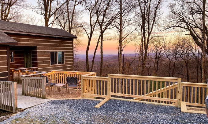 Blowing Rock Cabin | Little Log Cabin: Cozy 1BR w/Long Range Views