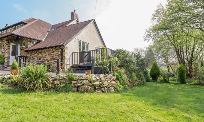 Lostwithiel Cottage | LITTLE OAKLANDS, pet friendly, with a garden in Lostwithiel