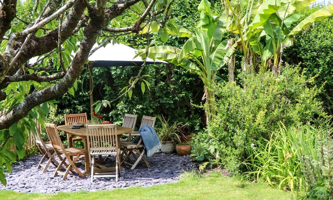 Maiden Newton House | LITTLE ORCHARD, family friendly in Maiden Newton, Dorset