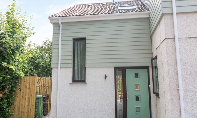 Carlyon Bay House | LITTLE PIPPIN, country holiday cottage, with a garden in St. Austell
