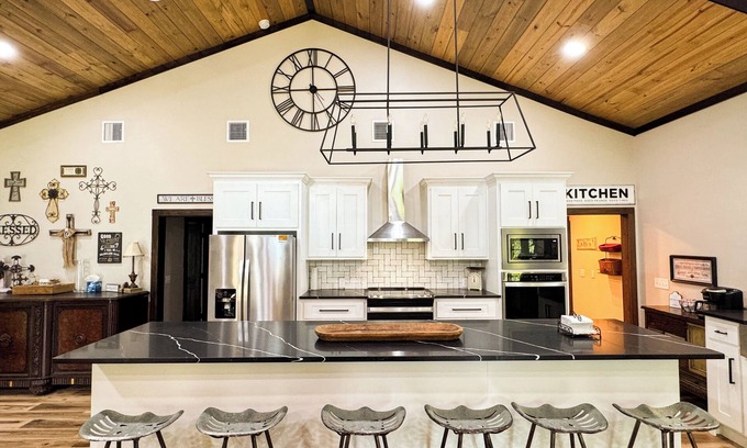 De Queen Cabin | Little River Retreat~ Peaceful Countryside Getaway