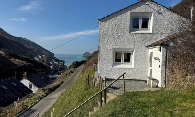 Trebarwith Strand Cottage | LITTLE RUFFO, pet friendly, country holiday cottage in Tintagel
