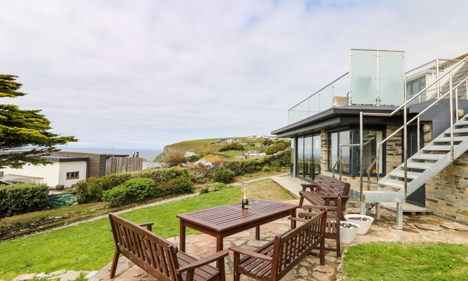 Trenance House | LITTLE TRELAWNS, family friendly in Mawgan Porth