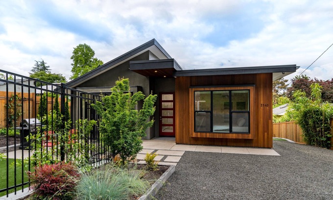 Amazon House | "Little Wing" - modern & stylish ideal UO location