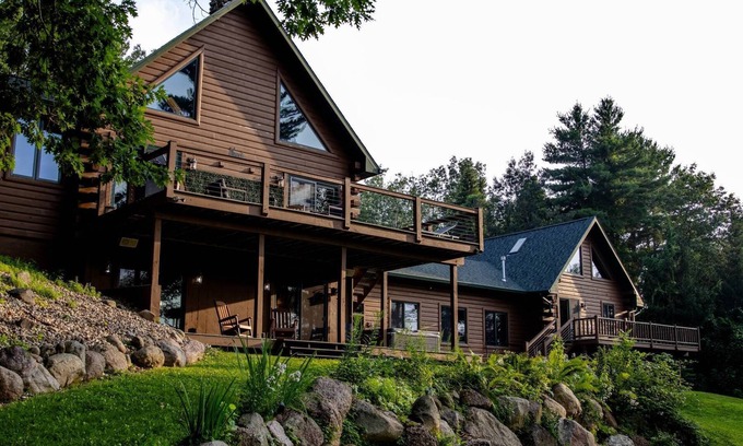 Weyauwega Cabin | Little Wolf Lodge–Spacious 5+ Bedroom Cabin on the Little Wolf River! Sleeps 16