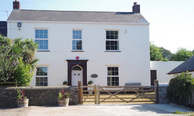 Littleham Cottage | LITTLEHAM COURT MANOR, pet friendly, with hot tub in Bideford
