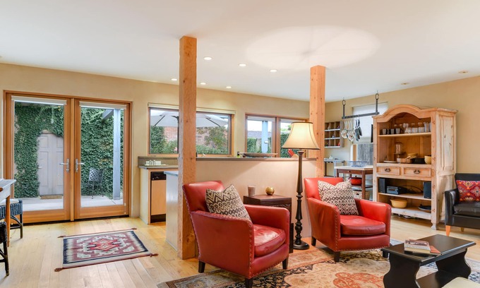 Downtown Santa Fe House | Live The Railyard Arts District In Style. Walk to restaurants and Plaza