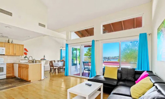 Oakhurst Villa | Livingston lakeside villa