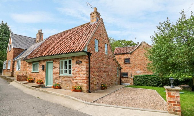 West Ashby House | Lizzies Cottage