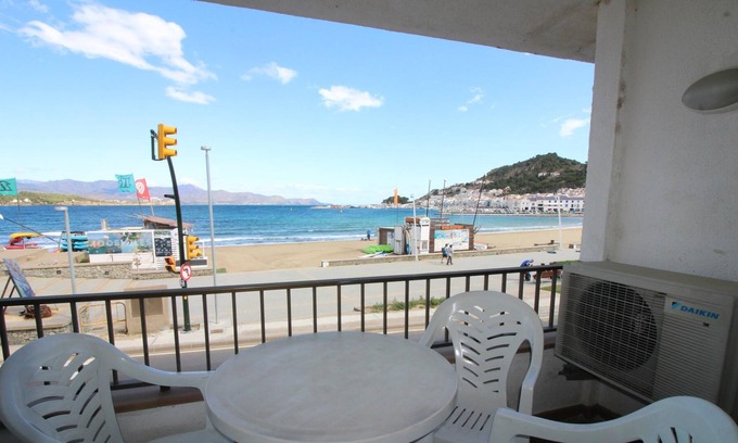 Port de la Selva Apartment | LLANÇÀ 8 DAVANT MAR - Apartment on the seafront with fantastic views to Port de la Selva.