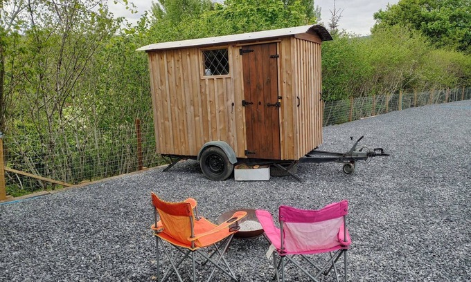 Llandovery Cabin | Llandovery - Cabin - Sleeps 2 - Parking - Garden