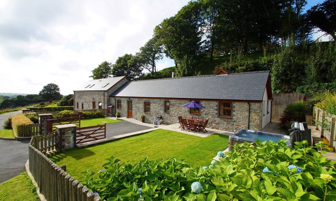 Glandyfi House | Llety'r Graig - Two Bedroom House, Sleeps 6