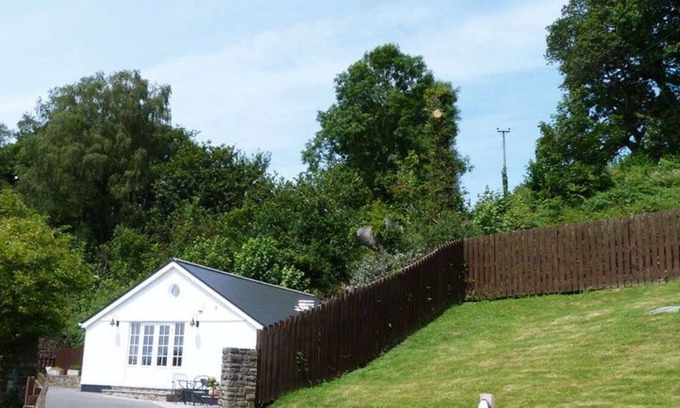 Nantgarw Ski Chalet | Llety Tyn y Coed in the beautiful Cardiff