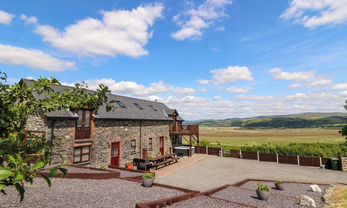 Tregaron Cottage | LLWYNGWINAU ISAF BARN, pet friendly, with hot tub in Tregaron