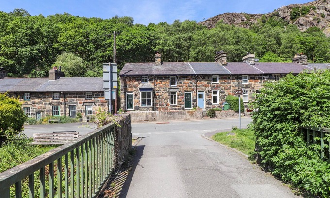 Beddgelert Cottage | LLYS EMRYS, pet friendly, character holiday cottage in Beddgelert