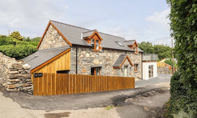 Llandderfel House | LLYS TIRION, pet friendly, with a garden in Bala
