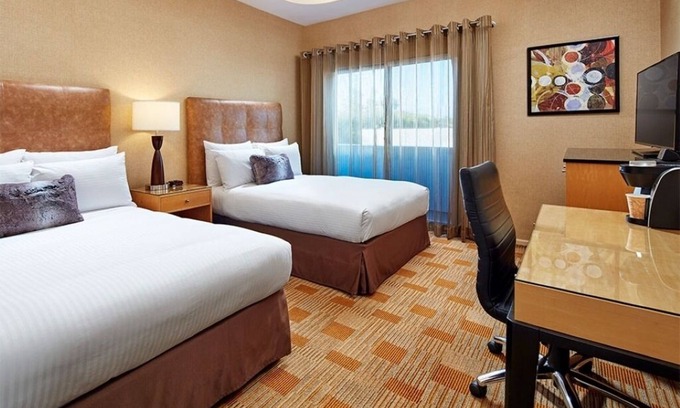 Beverly Grove Hotel | Located at Vibrant Beverly Blvd | Relaxing Family Rooms
