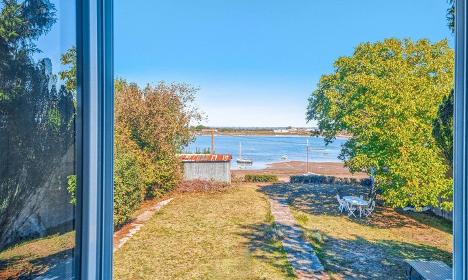 Bourcefranc-le-Chapus House | Located in Bourcefranc-le-Chapus, a stone's throw away, this spacious vacation home welcomes you.