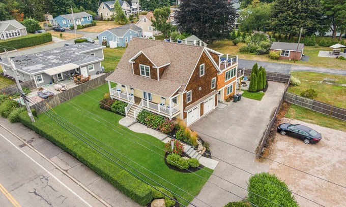 Narragansett House | Located in Historic Narragansett Pier - Near Beach, Restaurants and Sea Wall