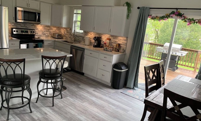 Elizabethtown House | Located right at the center of Elizabethtown , Lancaster, York and Hershey park.