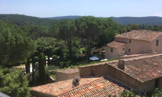 Villecroze House | Located rue des Arcades in the authentic center of Villecroze.