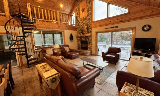 Friendship House | Location! Castle Rock/Wis. Dells/Golf, 5 BDR 2 Bath, 10 Acres. Sleeps 19 in beds
